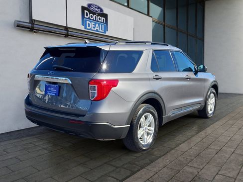 Certified 2022 Ford Explorer XLT image 3