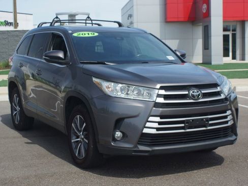 Used 2019 Toyota Highlander XLE FWD image 2