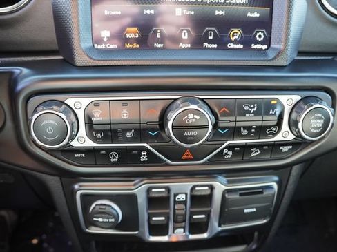 Used 2020 Jeep Wrangler Unlimited Sahara AWD/4WD image 28