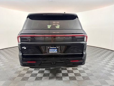 Used 2025 Lincoln Navigator Reserve AWD/4WD image 4