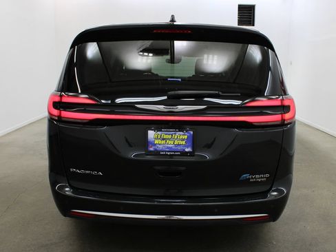 Used 2024 Chrysler Pacifica Limited FWD image 4
