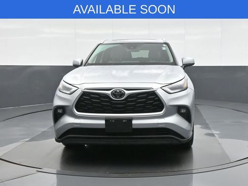 Used 2022 Toyota Highlander XLE AWD/4WD image 2