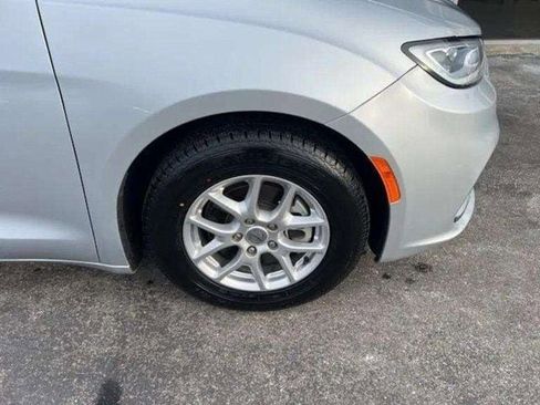 Used 2023 Chrysler Pacifica Touring-L FWD image 15