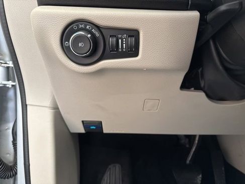 Used 2024 Chrysler Pacifica Touring-L image 27