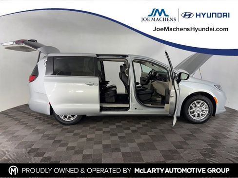 Used 2024 Chrysler Pacifica Touring-L image 15