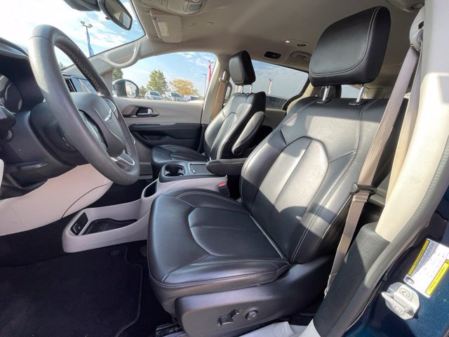 Used 2023 Chrysler Pacifica Touring-L AWD/4WD image 11