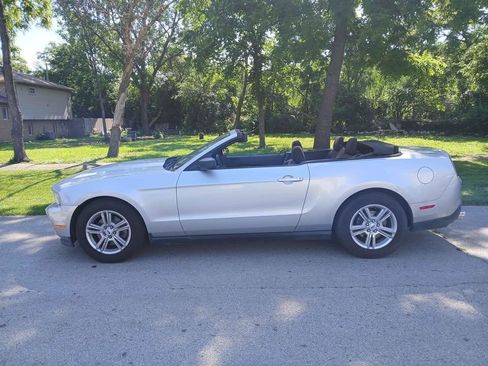 Used 2012 Ford Mustang Convertible RWD image 2