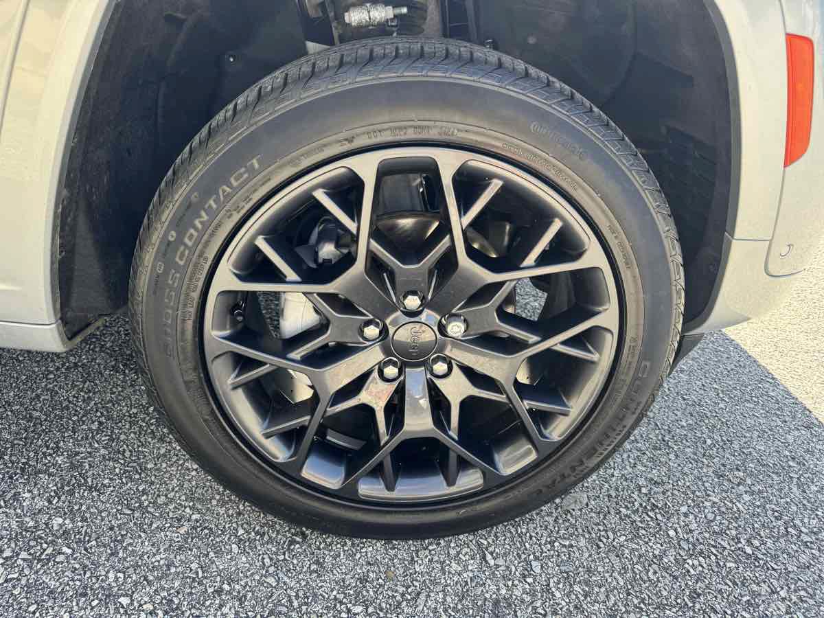 Used 2025 Jeep Grand Cherokee Summit AWD/4WD image 38
