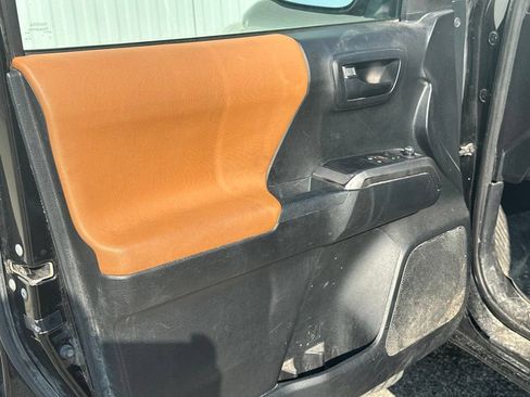 Used 2017 Toyota Tacoma SR5 AWD/4WD image 13