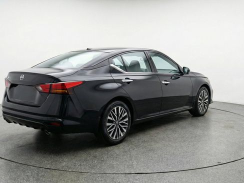 Used 2025 Nissan Altima 2.5 SV FWD image 9