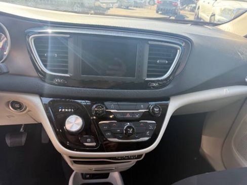 Used 2021 Chrysler Voyager LX FWD image 12