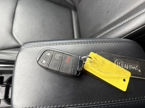 Used 2025 Jeep Compass Limited image 28