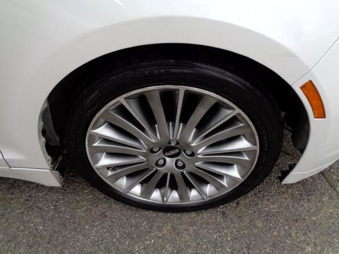 Used 2013 Lincoln MKZ image 32