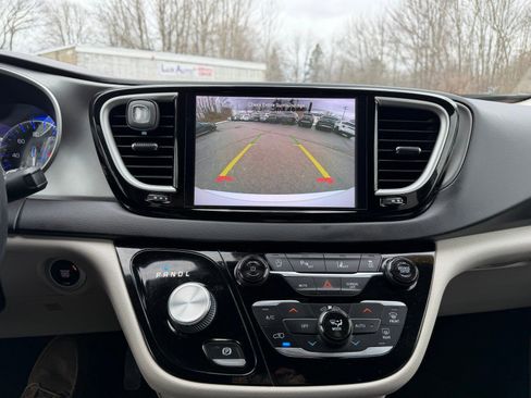 Used 2022 Chrysler Pacifica Touring-L image 15