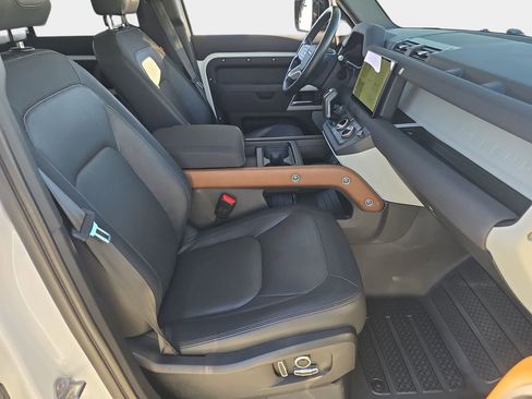 Certified 2023 Land Rover Defender 130 X-Dynamic SE image 10