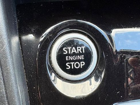 Used 2022 Nissan Versa SV w/ Electronics Package image 12