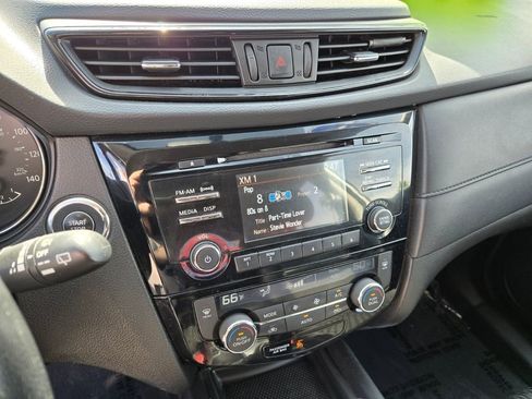 Used 2017 Nissan Rogue SV image 24