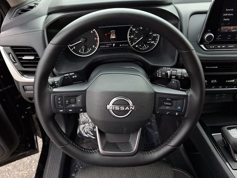 Used 2025 Nissan Rogue SV FWD image 18