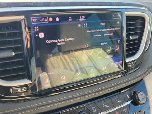 Used 2021 Chrysler Pacifica Touring-L image 25