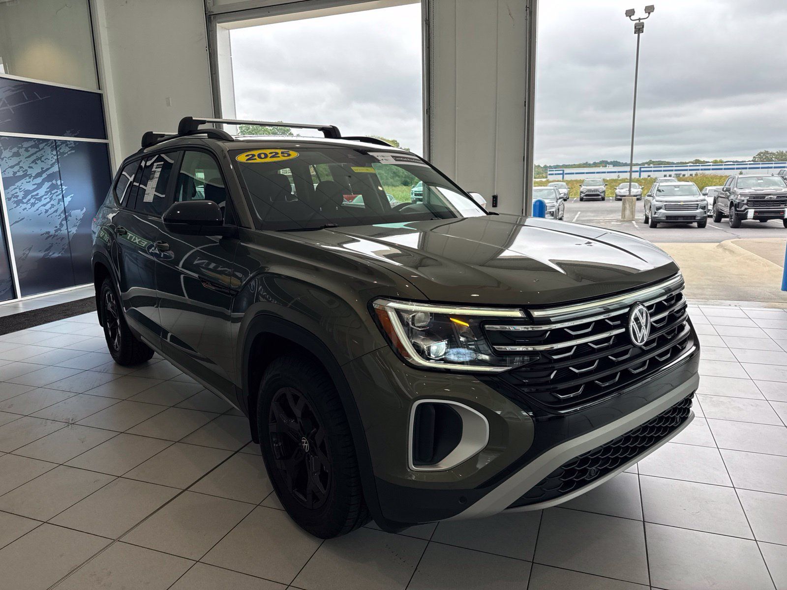 Used 2025 Volkswagen Atlas Peak Edition SE AWD/4WD image 3