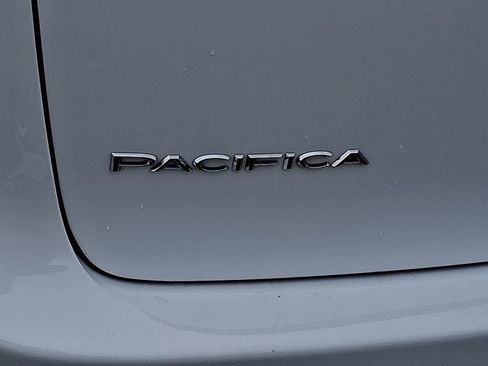 Certified 2024 Chrysler Pacifica Touring-L FWD image 30