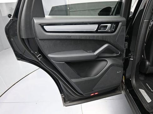 Certified 2023 Porsche Cayenne Platinum Edition AWD/4WD image 23