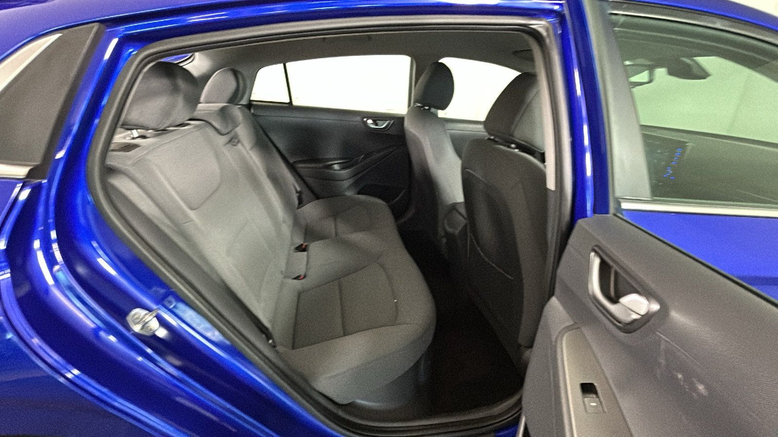 Used 2020 Hyundai Ioniq SE FWD image 34