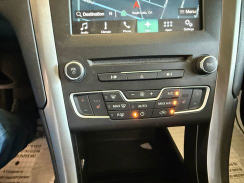 Used 2017 Ford Fusion SE w/ Fusion SE Technology Package FWD image 18