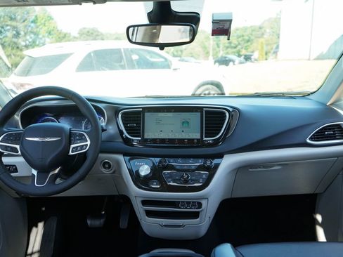 Used 2024 Chrysler Pacifica Touring-L image 8