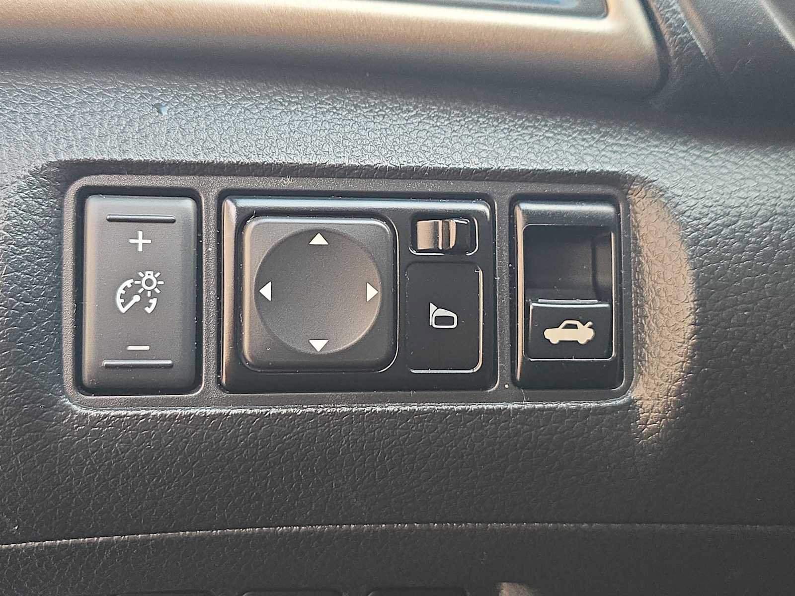 Used 2014 Nissan Sentra SL w/ Premium Package FWD image 28