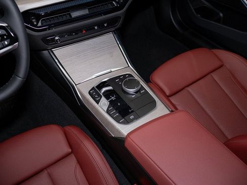 Used 2025 BMW 330i xDrive Sedan w/ Premium Package image 21