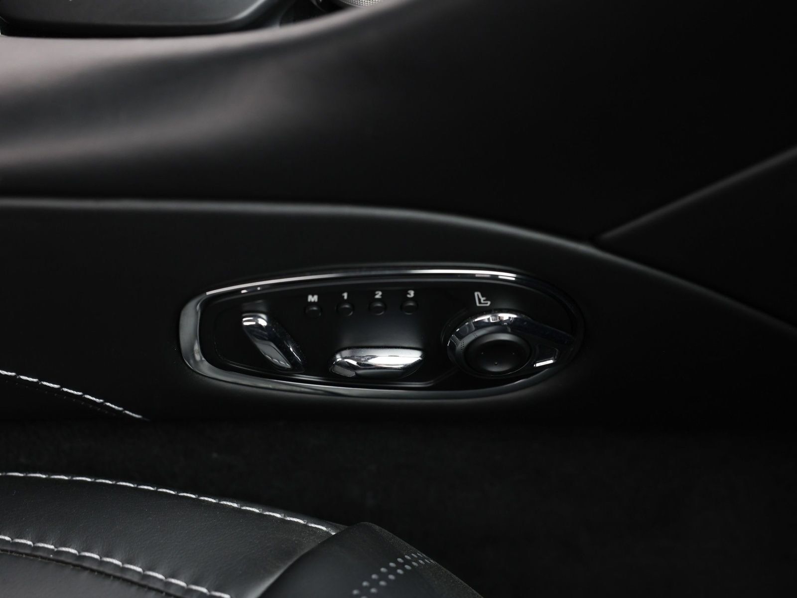 Used 2018 Aston Martin DB11 V12 RWD image 31