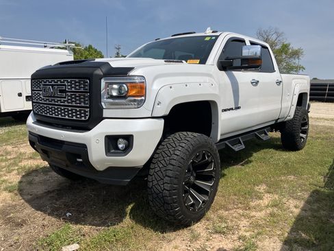 Used 2018 GMC Sierra 2500 Denali w/ Duramax Plus Package image 3