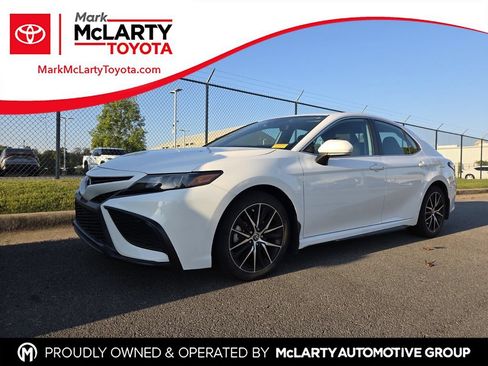 Used 2023 Toyota Camry SE FWD image 1