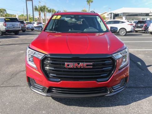 Used 2023 GMC Terrain SLE w/ Driver Convenience Package image 2
