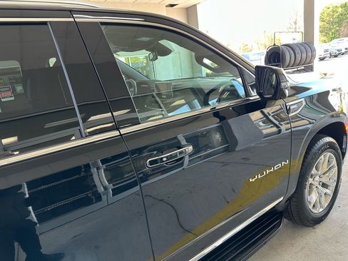 Used 2024 GMC Yukon XL SLT w/ SLT Luxury Package image 9