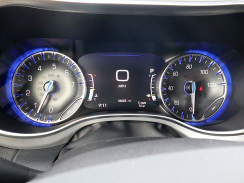 Used 2025 Chrysler Pacifica Limited FWD image 33