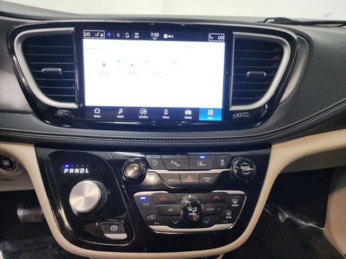 Used 2022 Chrysler Pacifica Touring-L FWD image 19