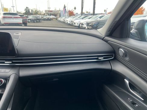 Used 2025 Hyundai Elantra SEL image 35
