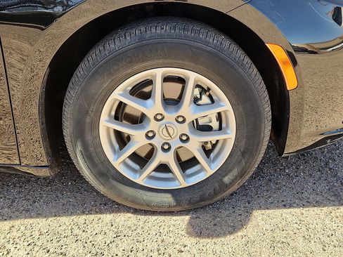 Used 2025 Chrysler Pacifica Select image 7