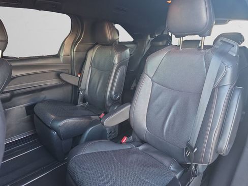 Used 2025 Toyota Sienna Limited image 14
