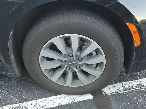 Used 2024 Chrysler Pacifica Limited FWD image 4