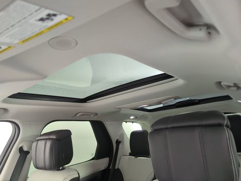 Used 2025 Land Rover Discovery Dynamic SE image 12