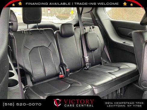Used 2023 Chrysler Pacifica Touring-L image 11