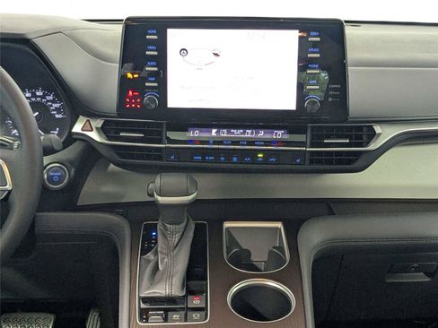 Certified 2022 Toyota Sienna XLE FWD image 42