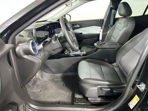 Used 2025 Chevrolet Trax LT w/ Driver Confidence Package image 11