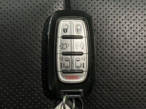 Used 2023 Chrysler Pacifica Limited w/ Uconnect Theater Family Group FWD image 10
