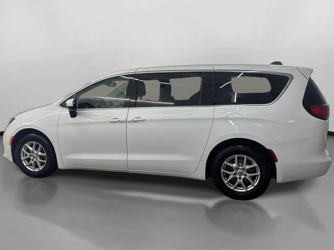 Used 2023 Chrysler Voyager LX FWD image 5