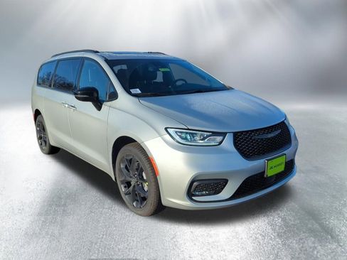 New 2026 Chrysler Pacifica Limited w/ S Appearance Package image 4