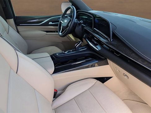 Used 2024 Cadillac Escalade Premium Luxury image 32